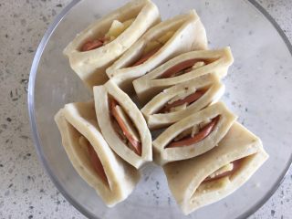 10、奶酪火腿虾膏,将八个都塞满