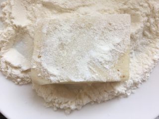 12、奶酪火腿虾膏,先裹上一层淀粉