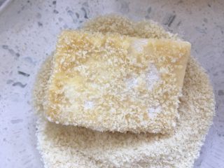 14、奶酪火腿虾膏,再在两面上裹上面包糠