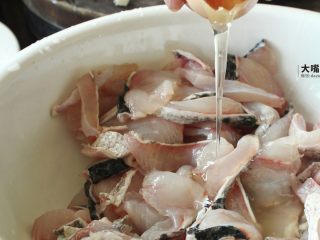 2、特色螺蛳斑鱼锅丨大嘴螺,斑鱼片加入2个鸡蛋的蛋清，均匀搅拌一下，可以保证鱼肉的口感更加紧致