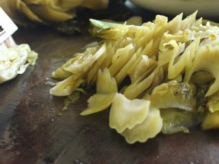 3、特色螺蛳斑鱼锅丨大嘴螺,酸菜切块状，大小适中即可