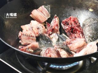 6、特色螺蛳斑鱼锅丨大嘴螺,将鱼骨部分放入油锅内煎至看不见血色