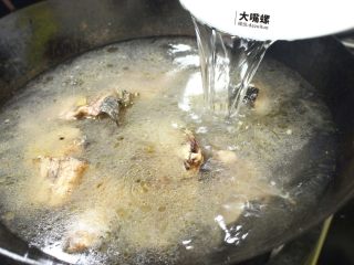 7、特色螺蛳斑鱼锅丨大嘴螺,加入浸过鱼骨的水