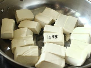 9、特色螺蛳斑鱼锅丨大嘴螺,另起一个锅，下层垫上水豆腐