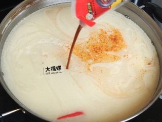 11、特色螺蛳斑鱼锅丨大嘴螺,在锅中放入卤水酸笋酸辣椒