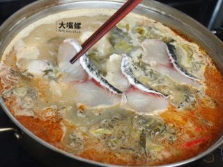 13、特色螺蛳斑鱼锅丨大嘴螺,最后放上生斑鱼片（斑鱼片肉质鲜嫩，煮的时间不宜过长）