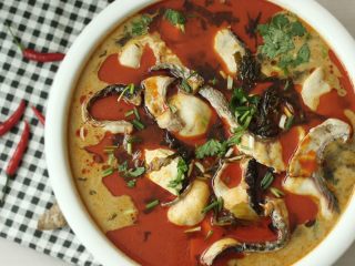 14、特色螺蛳斑鱼锅丨大嘴螺,放入红油，出锅前撒些葱花香菜