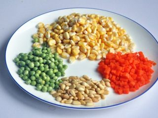 1、松仁玉米,准备材料