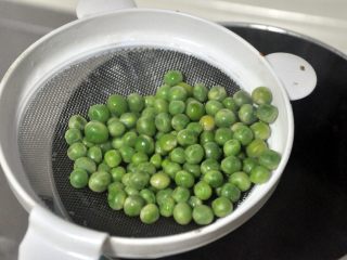 2、松仁玉米,将青豆下水焯5分钟，青豆微软捞出沥干水份备用 。