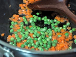 6、松仁玉米, 接着倒入青豆，快速翻炒几下。