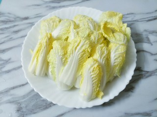 5、鸳鸯火锅,娃娃菜摘洗干净摆盘