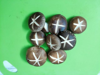 6、鸳鸯火锅,香菇清洗干净，用刀在表面划花形