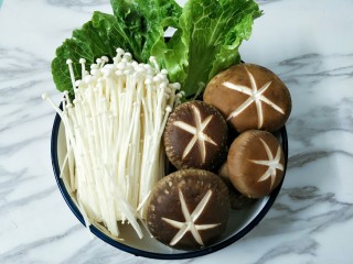 7、鸳鸯火锅,金针菇用剪去根部清洗干净，和香菇装盘
