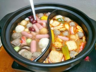 17、鸳鸯火锅,丸子浮起来就可以先吃了