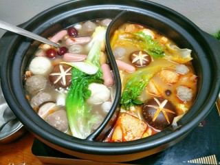 18、鸳鸯火锅,加入青菜烫熟，一定要现吃现烫才好吃