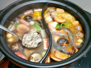 19、鸳鸯火锅,羔羊肉片直接放在漏勺上，放锅里烫熟捞起