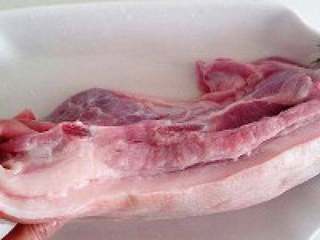 1、脆皮烧肉,五花肉选用肉质比较厚的，但是不要太肥的。