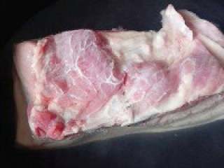2、脆皮烧肉,洗净后放入冷水锅里。