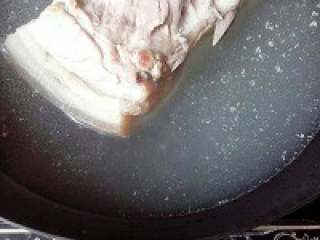 3、脆皮烧肉,我用的是电磁炉，选用火锅程序中火煮至7成熟。