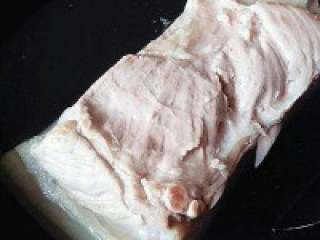 4、脆皮烧肉,煮好后放入冷水里冷却。