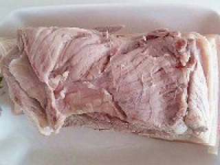 5、脆皮烧肉,冷却取出后用厨房纸把多余的水分吸干。