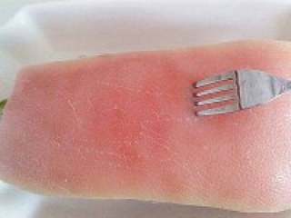 6、脆皮烧肉, 在插小孔是不要把肉皮戳坏了，表面插入就可以了。