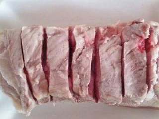 7、脆皮烧肉, 翻到肉一面把肉划开，划到快接近脂肪时就要停止了。