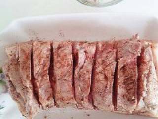 8、脆皮烧肉,  9.在切好后把肉与肉的缝隙、左右侧边都抹上五香粉，肉皮不能抹五香粉否则烤的时候颜色就不好看了