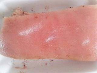 11、脆皮烧肉,  用手均匀的抹到肉皮表面，抹小苏打是可以让肉皮更酥脆