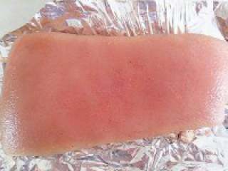 13、脆皮烧肉,  用一块锡纸把肉的一面朝下放。