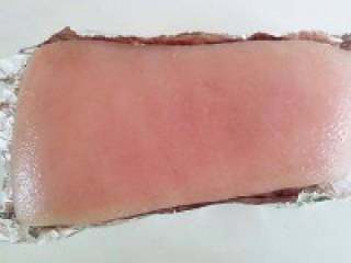 14、脆皮烧肉,  周围的锡纸围起来，然后放入冷藏1-2小时。如果要冷藏1个晚上也可以，我是从早上就开始腌制到了晚饭时刻才烤的。