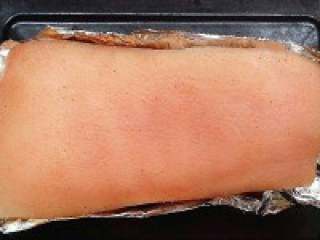 15、脆皮烧肉, 在烤之前的30分钟提前取出室温。烤箱预热230度中层烤，只需要用【上火】烤；时间为30-40分钟，必须按照各家的烤箱调整温度和时间。