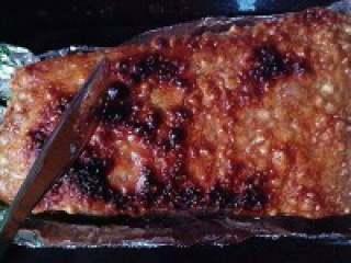 16、脆皮烧肉,  在烤了第一个过程30-40分钟结束后把烧肉取出，此时表皮会有一些焦黑色，用餐刀刮掉。烤箱继续加热10分钟也是刚才 的度数230度。