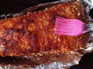17、脆皮烧肉,  刮好后在肉皮上刷上一层薄油，然后继续入烤箱烤10分钟，上火烤230度。