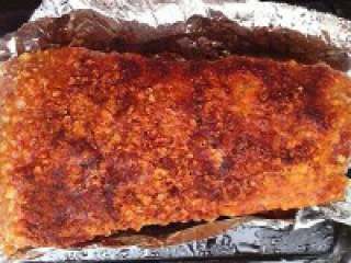 18、脆皮烧肉, 烤好后待凉些就可以切成块食用。