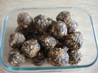 1、苏式椒盐五仁月饼,做好的五仁馅料分成每一个35克后搓圆