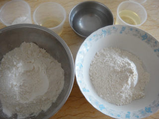 2、苏式椒盐五仁月饼,准备材料