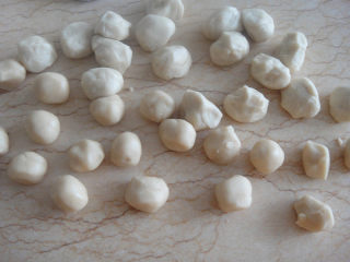 3、苏式椒盐五仁月饼,把油皮面分成每一个25克的胚子，油酥面每一个分成约17克的胚子这些量一共做了17个