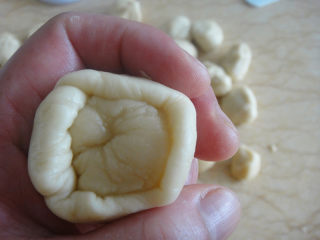 4、苏式椒盐五仁月饼,油皮面擀成圆皮包入油酥收口搓圆至全部做好