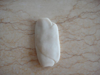 6、苏式椒盐五仁月饼,从上往下卷起再竖起按扁