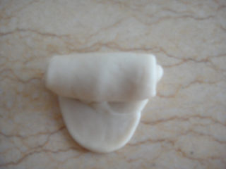 7、苏式椒盐五仁月饼,再擀成圆锥形从上往下卷起