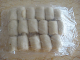 8、苏式椒盐五仁月饼,全做好盖上保鲜膜静置20分钟