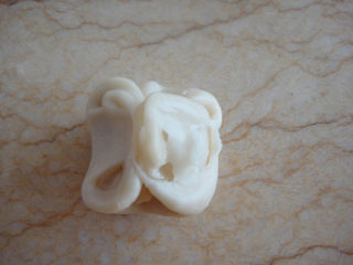 9、苏式椒盐五仁月饼,之后把两端往中间捏起