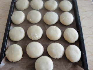 11、苏式椒盐五仁月饼,收口朝下放入烤盘轻轻压一下