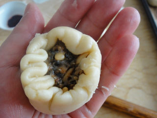 10、苏式椒盐五仁月饼,压扁后擀成圆皮包入馅料虎口收口