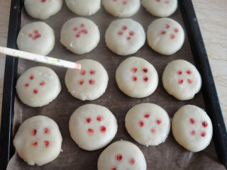 13、苏式椒盐五仁月饼,用圆形的筷子蘸上红曲粉水点上