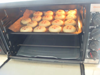 14、苏式椒盐五仁月饼,烤箱200度预热后放入烤盘20分钟即可