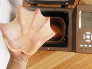 3、番茄咸肉面包,和面完成，很光滑的面团，顺手扯了一个手套膜