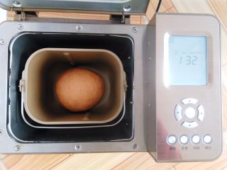 4、番茄咸肉面包,面团稍稍整理一下，收圆面团，选择继续用面包机发酵