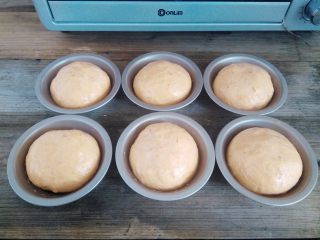 9、番茄咸肉面包,取出在面团表面刷一层蛋液，不要刷太多，流下去的蛋液会让面包底部上色加深，同时预热烤箱，上火130度，下火160度